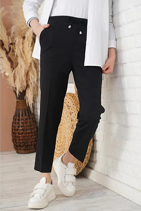بنطلون نسائي باللون الأسود