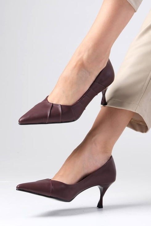 حذاء بكعب عالي بلون بوردو