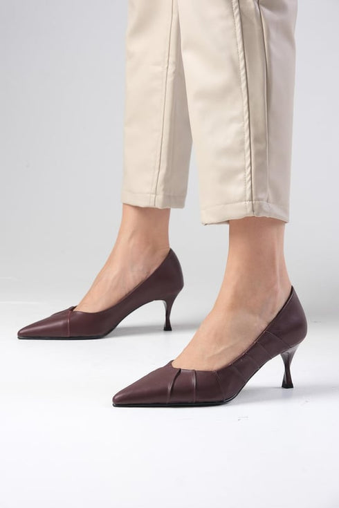 حذاء بكعب عالي بلون بوردو