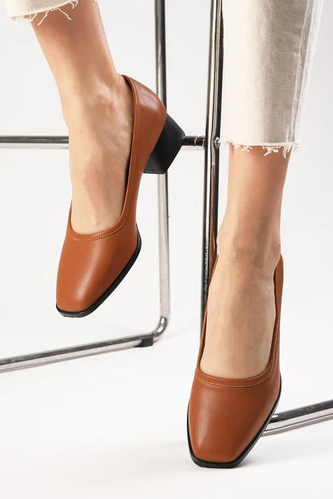 حذاء نسائي كعب قصير بلون عسلي