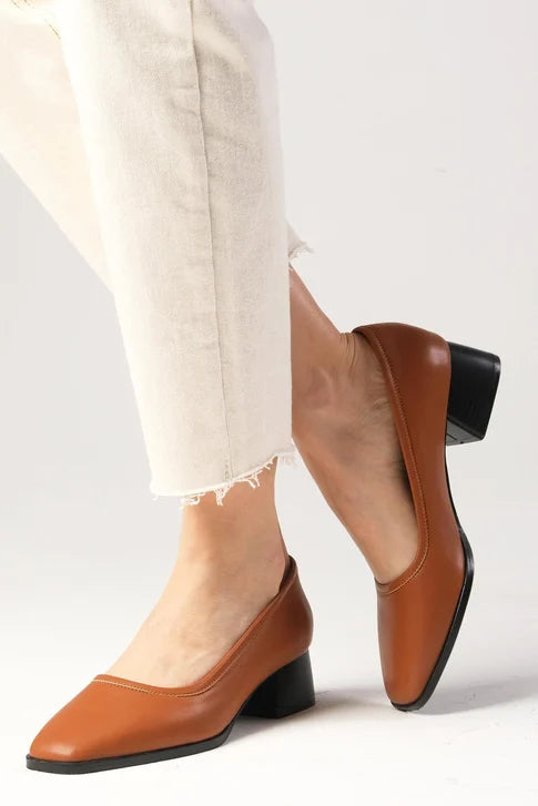 حذاء نسائي كعب قصير بلون عسلي