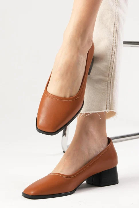 حذاء نسائي كعب قصير بلون عسلي