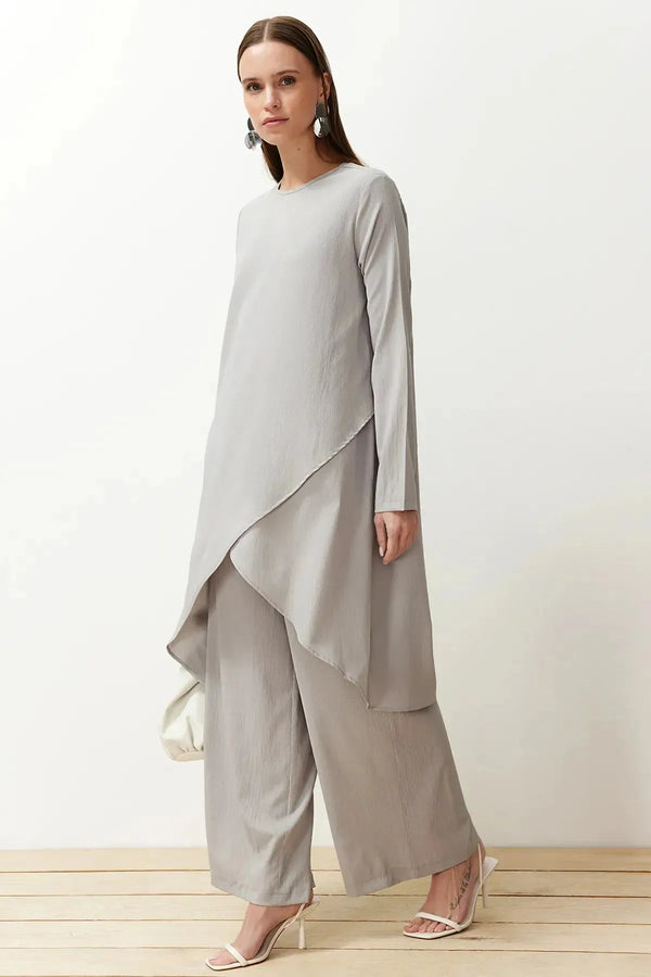 طقم بنطال و تونيك باللون الرمادي