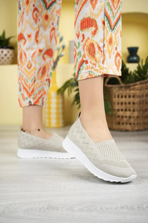 حذاء رياضي نسائي - كريمي