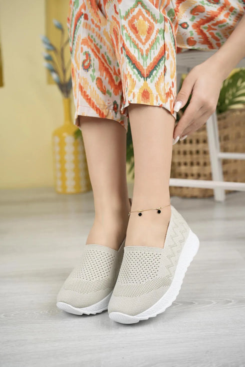 حذاء رياضي نسائي - كريمي