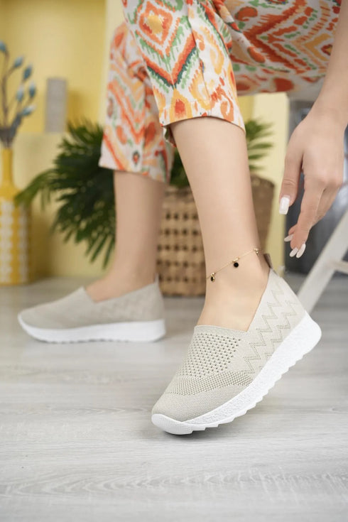 حذاء رياضي نسائي - كريمي