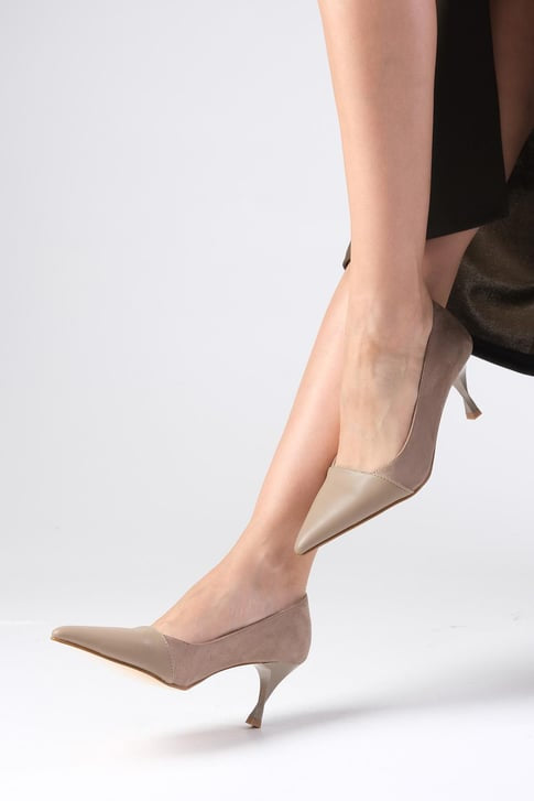 حذاء بكعب عالي لون بيج