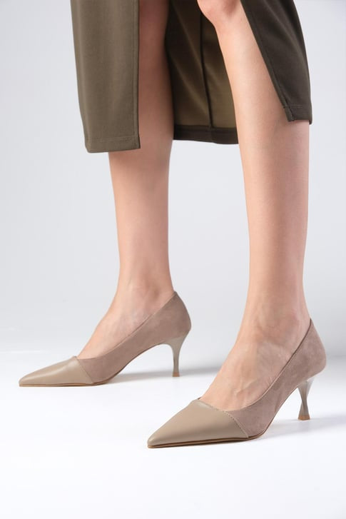 حذاء بكعب عالي لون بيج