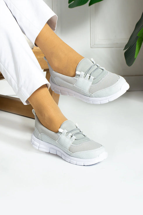 حذاء رياضي باللون الرمادي الفاتح