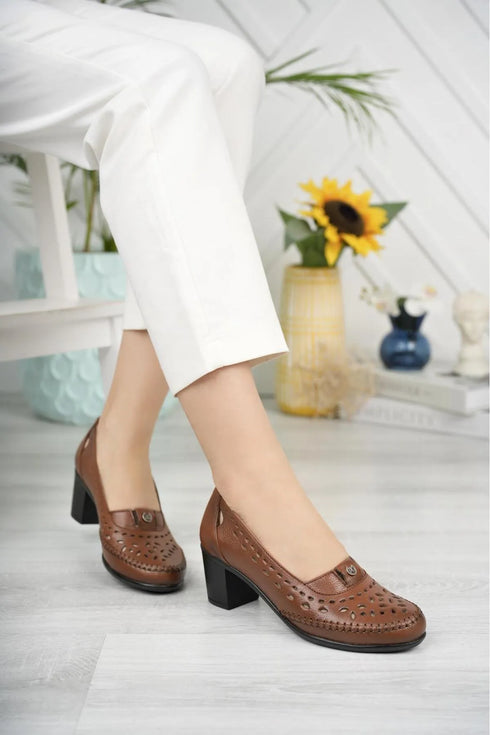 حذاء نسائي من الجلد الطبيعي لون عسلي