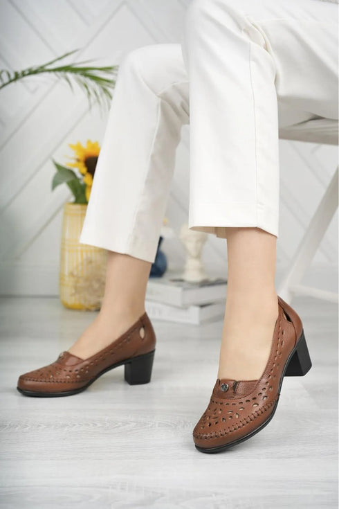 حذاء نسائي من الجلد الطبيعي لون عسلي