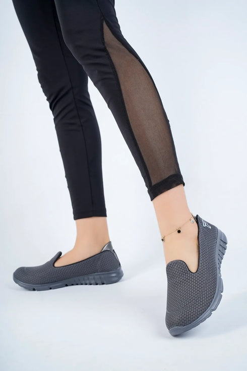 حذاء رياضي نسائي باللون الرمادي