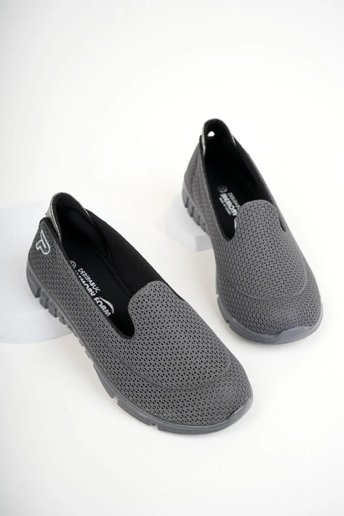 حذاء رياضي نسائي باللون الرمادي