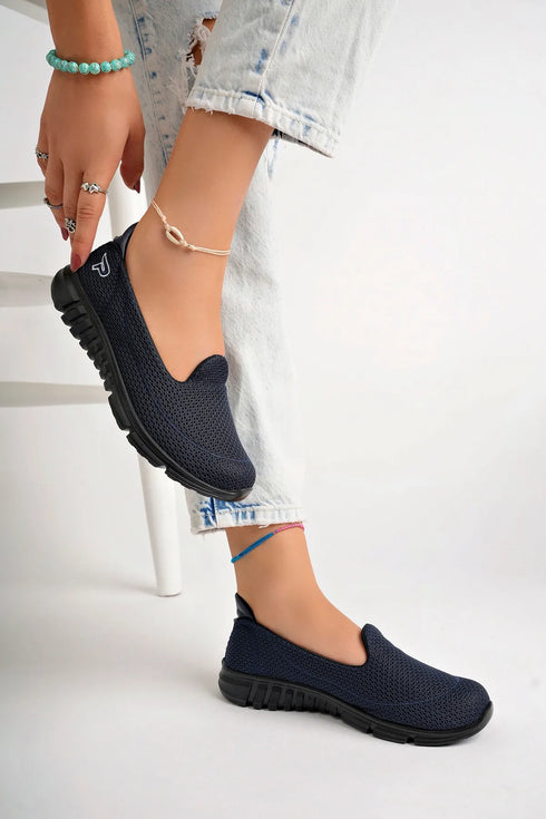 حذاء رياضي باللون الأزرق الغامق