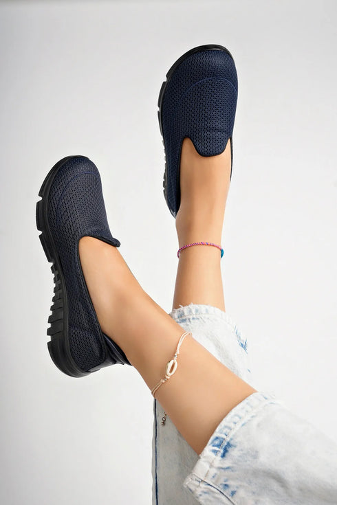 حذاء رياضي باللون الأزرق الغامق