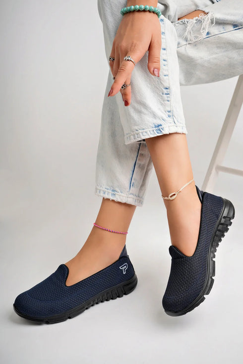 حذاء رياضي باللون الأزرق الغامق