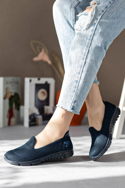 حذاء رياضي باللون الأزرق الغامق