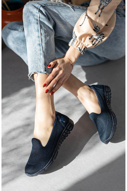 حذاء رياضي باللون الأزرق الغامق