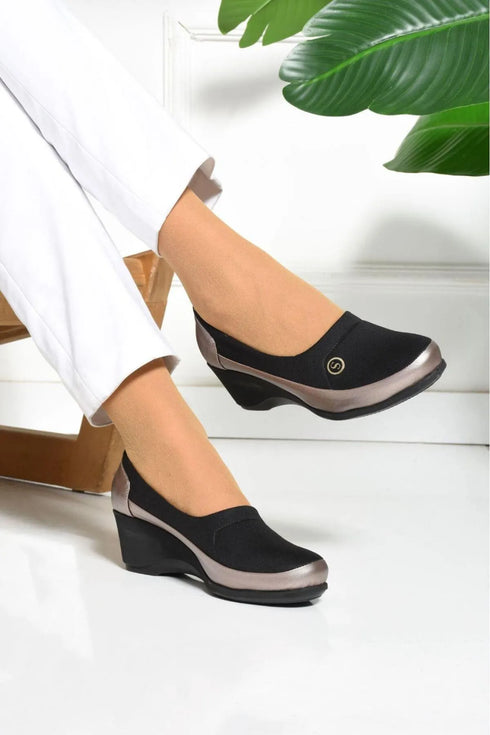 حذاء بكعب عريض باللون الأسود