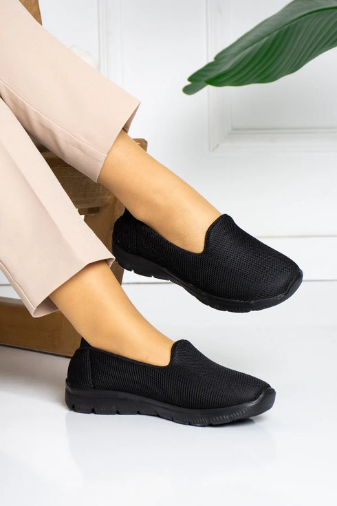 حذاء رياضي نسائي لون أسود