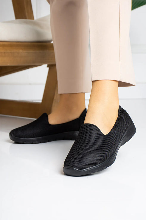 حذاء رياضي نسائي لون أسود