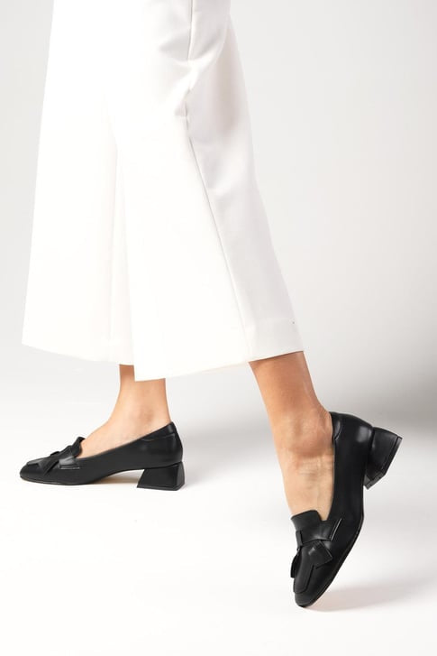 حذاء بكعب قصير لون أسود