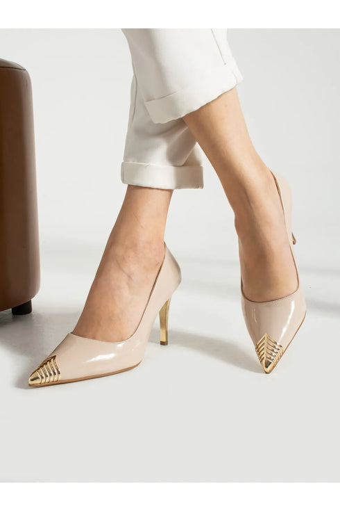 حذاء نسائي كعب عالي باللون الكريمي