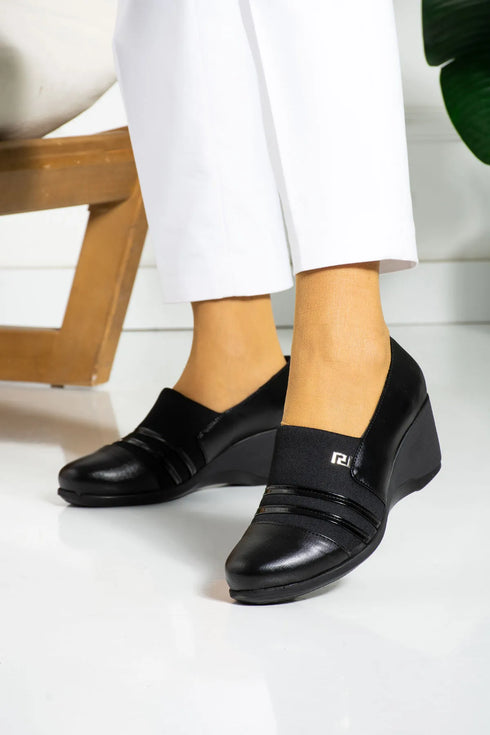 حذاء كلاسيكي للنساء لون أسود