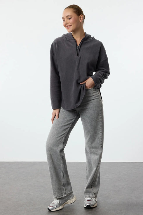 بلوزة باللون الرمادي