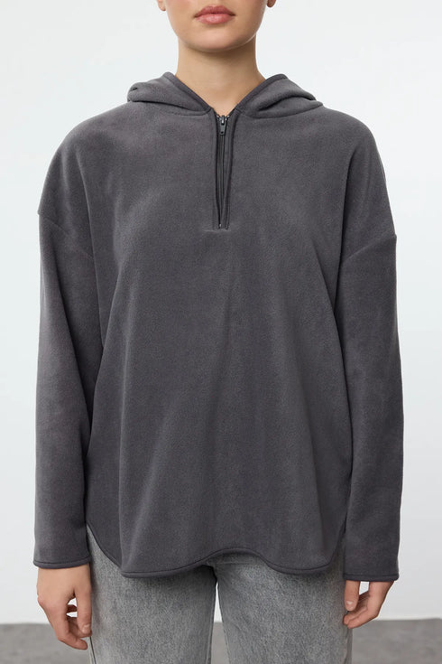 بلوزة باللون الرمادي