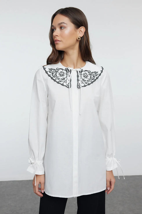 قميص بقبة مطرزة باللون إيكرو