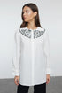 قميص بقبة مطرزة باللون إيكرو