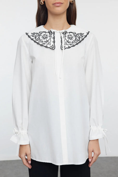 قميص بقبة مطرزة باللون إيكرو