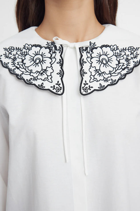 قميص بقبة مطرزة باللون إيكرو