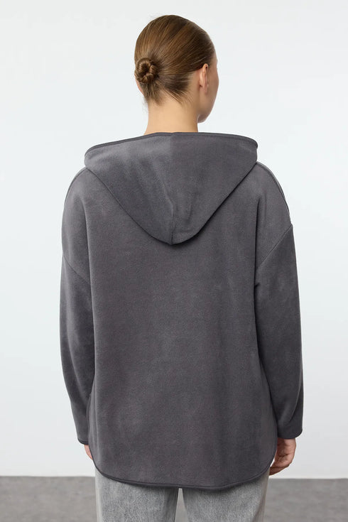 بلوزة باللون الرمادي