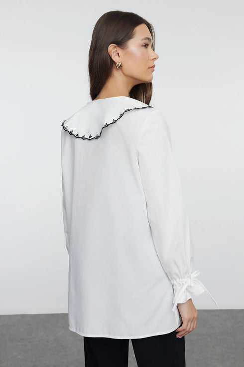 قميص بقبة مطرزة باللون إيكرو