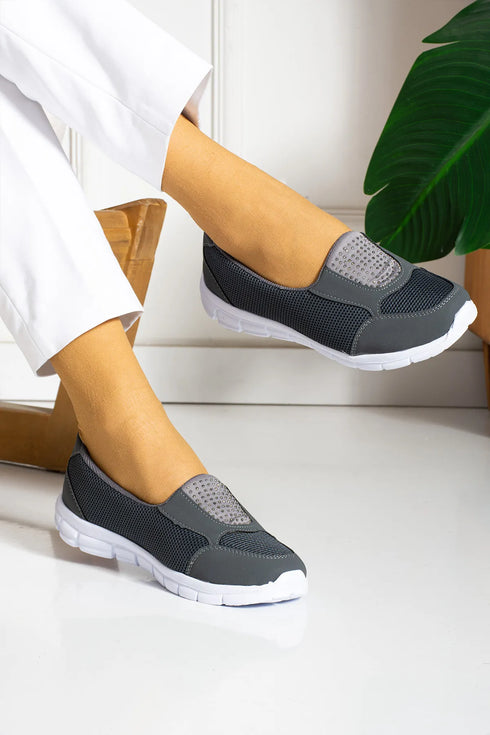 حذاء رياضي للنساء- رمادي