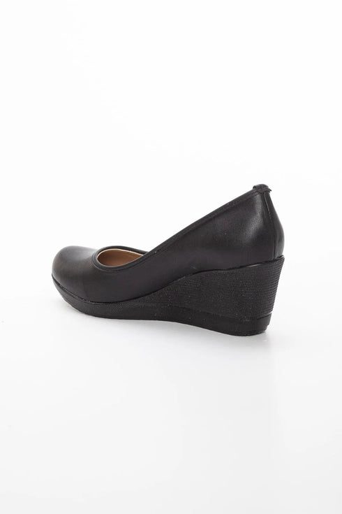 حذاء بكعب عريض من الجلد باللون الأسود