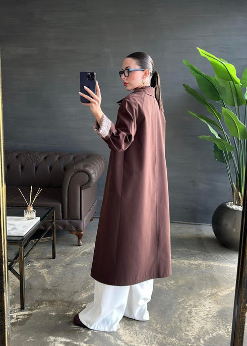 ترانشكوت طويل باللون البني