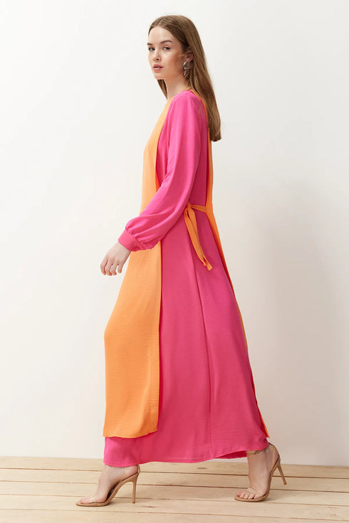 فستان منسوج باللون البرتقالي مع تفاصيل ربطة على الخصر