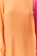 فستان منسوج باللون البرتقالي مع تفاصيل ربطة على الخصر