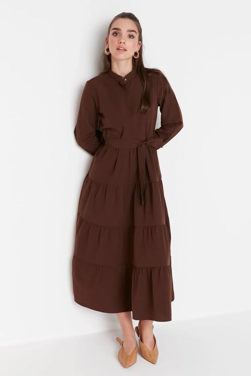 فستان منسوج بأزرار وحزام باللون البني