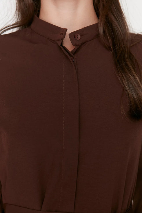 فستان منسوج بأزرار وحزام باللون البني