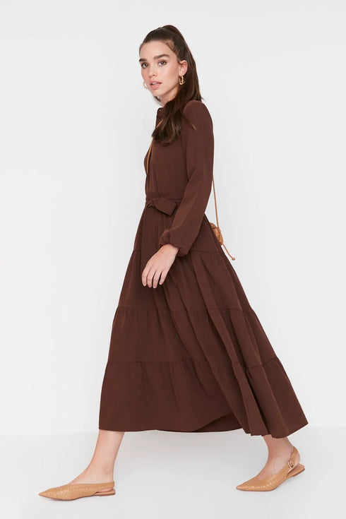 فستان منسوج بأزرار وحزام باللون البني