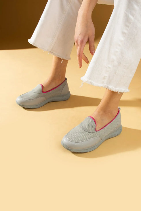 حذاء رياضي نسائي لون رمادي