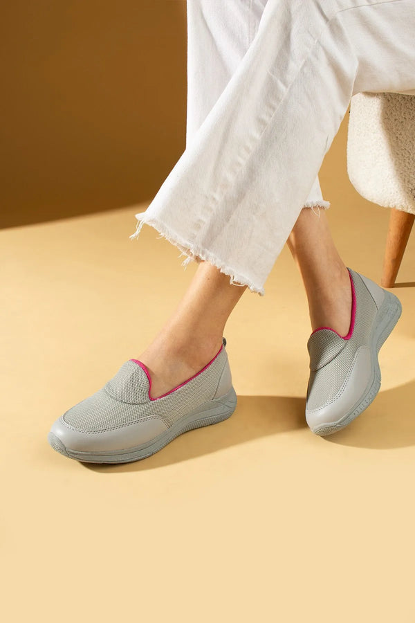 حذاء رياضي نسائي لون رمادي