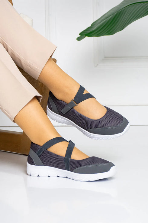 حذاء رياضي باللون الرمادي