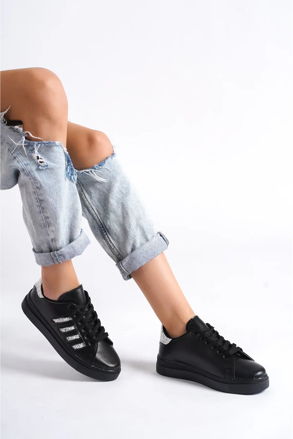 حذاء رياضي باللون الأسود والفضي