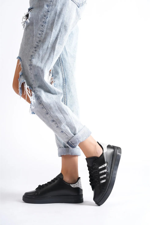 حذاء رياضي باللون الأسود والفضي