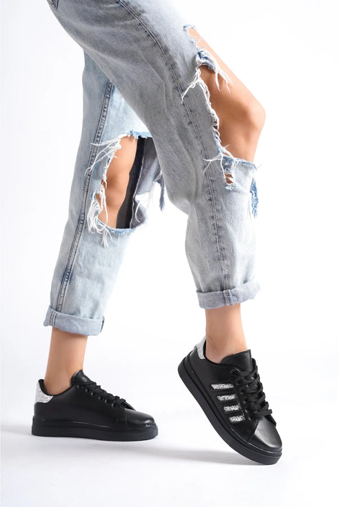 حذاء رياضي باللون الأسود والفضي